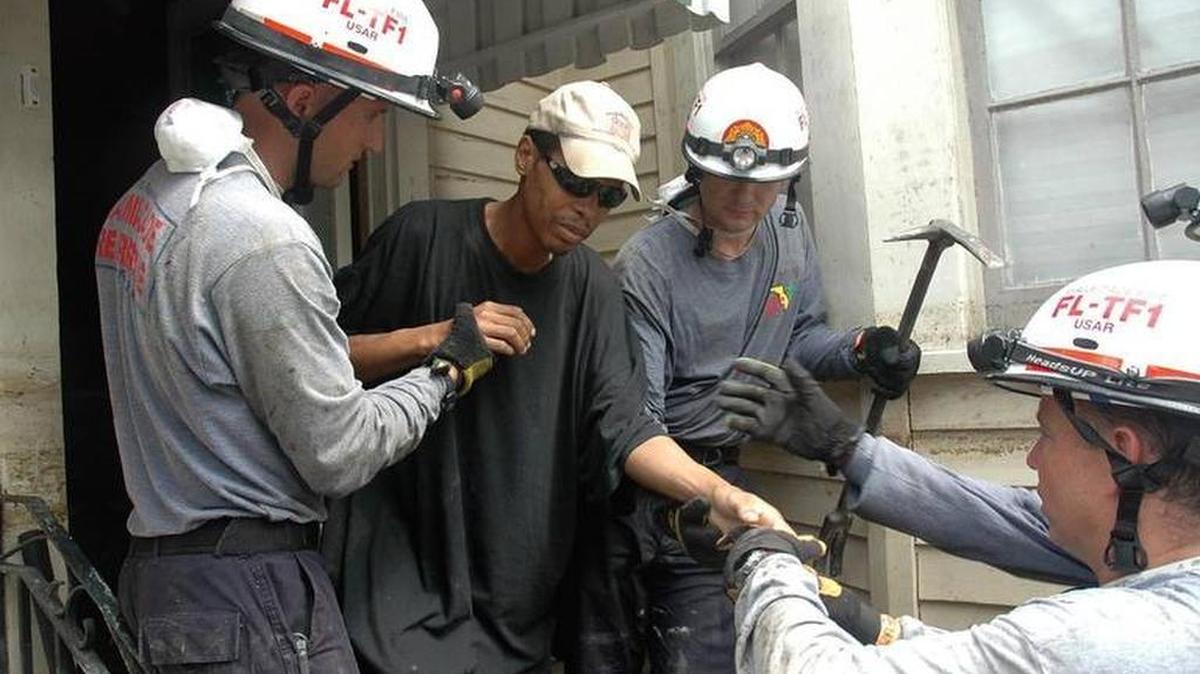El equipo enviado a Houston ha ayudado en otros desastres naturales. En la foto, rescatan a un hombre en Nueva Orleans después del Huracán Katrina en 2005.