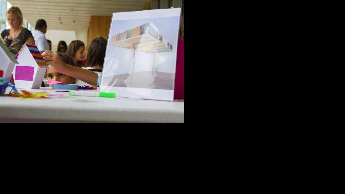 
Natalia Flores se concentra en terminar la pieza que ha creado durante su participación en Pamm VISUAL.


