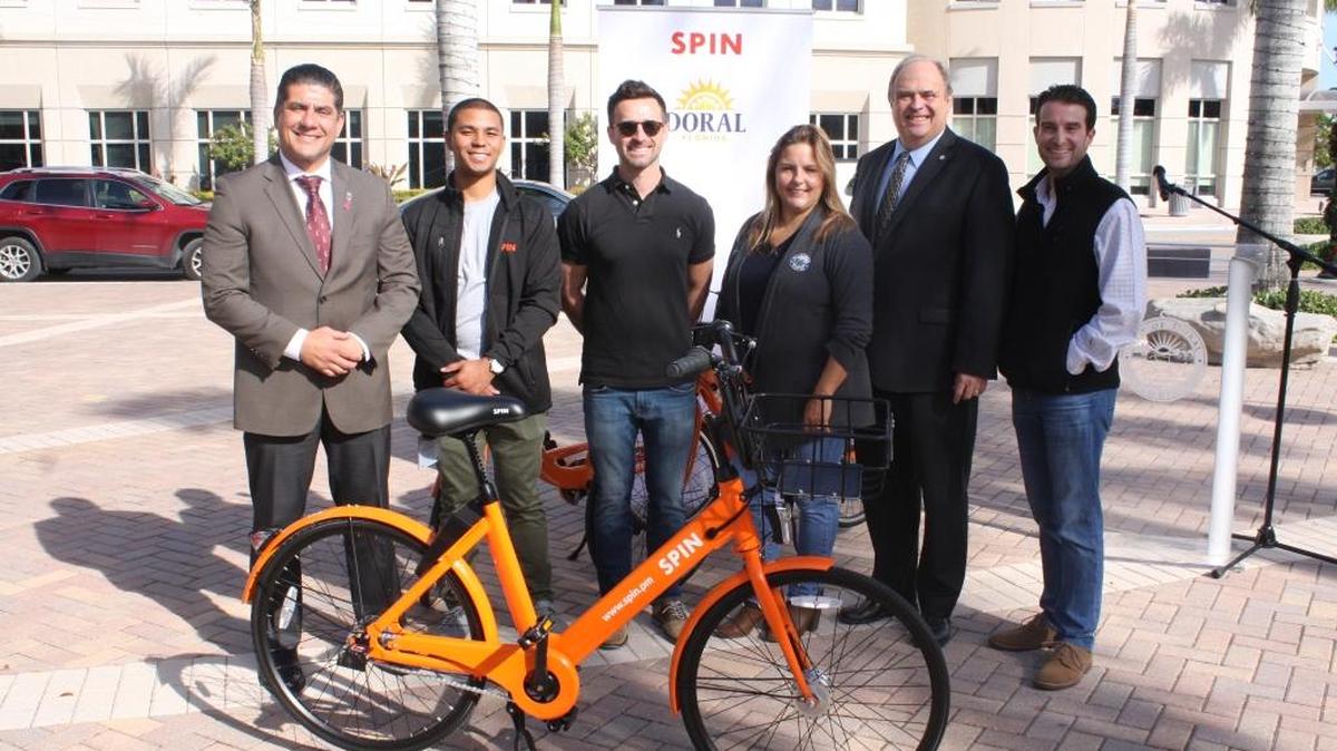 El alcalde de Doral, Juan Carlos Bermúdez (segundo de der. a izq.) dijo este martes que ya se han distribuido por toda la ciudad 150 bicicletas y se espera que la flotilla crezca a 550 en los próximos meses.
