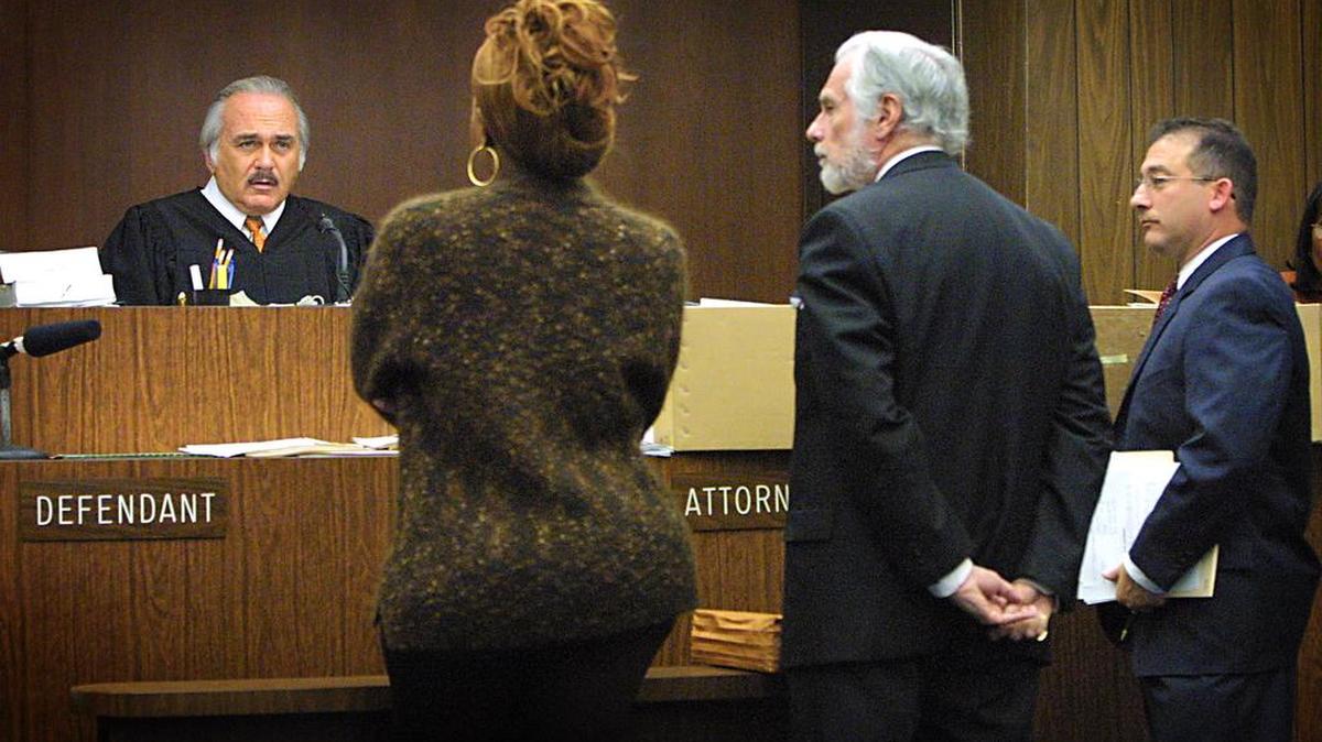 Cory Williams (izq), quien se declaró culpable en un caso de inyecciones de silicona que causaron la muerte de una mujer, comparece en corte ante el juez Stanton Kaplan en el 2002.