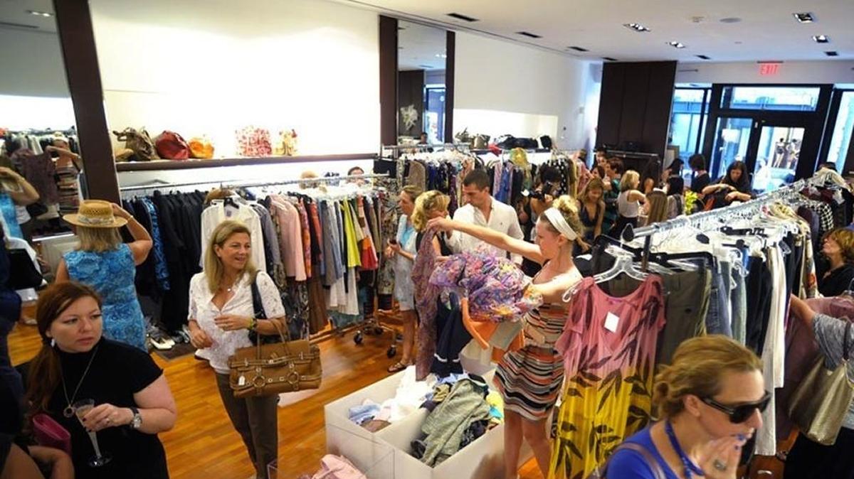 En su 10ma edición Fashionably Concious recoje artículos usados en buen estado de los armarios más exquisitos de Miami y los vende a precios de rebajas. Tanto artículos de lujo para hombres como para mujeres pueden conseguirse a precios irrisorios y de paso ayudar a la comunidad.