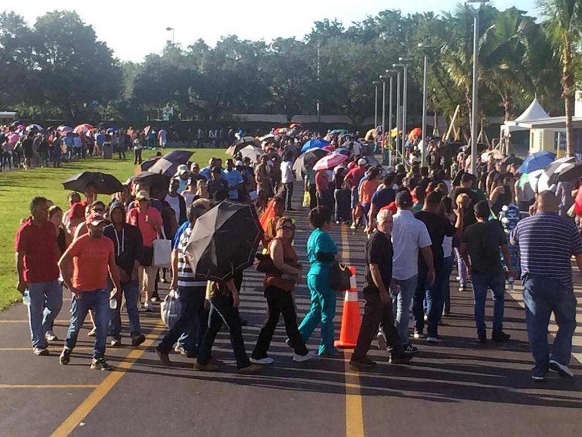 Miles de personas hicieron fila el jueves en el Estadio Hard Rock durante el último día de un programa de distribución de cupones de alimentos por emergencia.