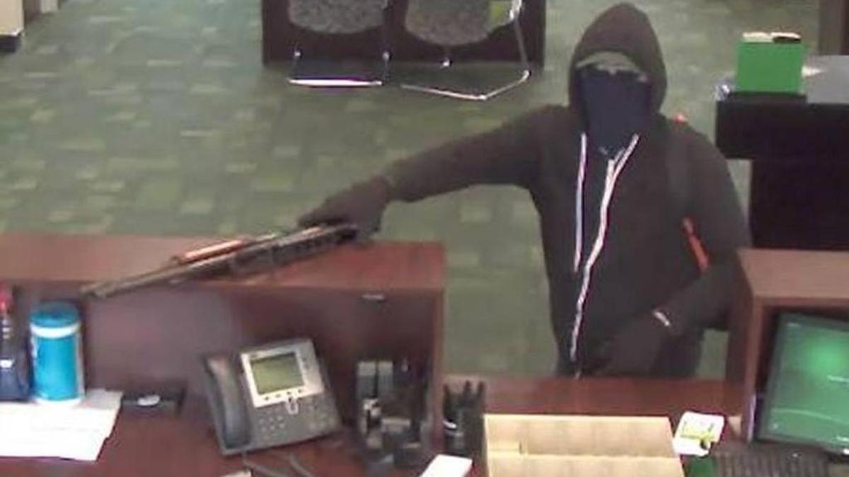 El FBI distribuyó fotografías de un hombre encapuchado y armado que robó un banco TD Bank en 720 NW 57th Avenue el doming en Miami.