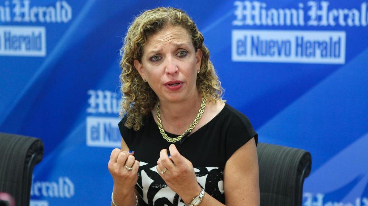 La congresista a la Florida Debbie Wasserman Schultz habla con la Junta Editorial del Miami Herald y el Nuevo Herald el 4 de agosto de 2016.