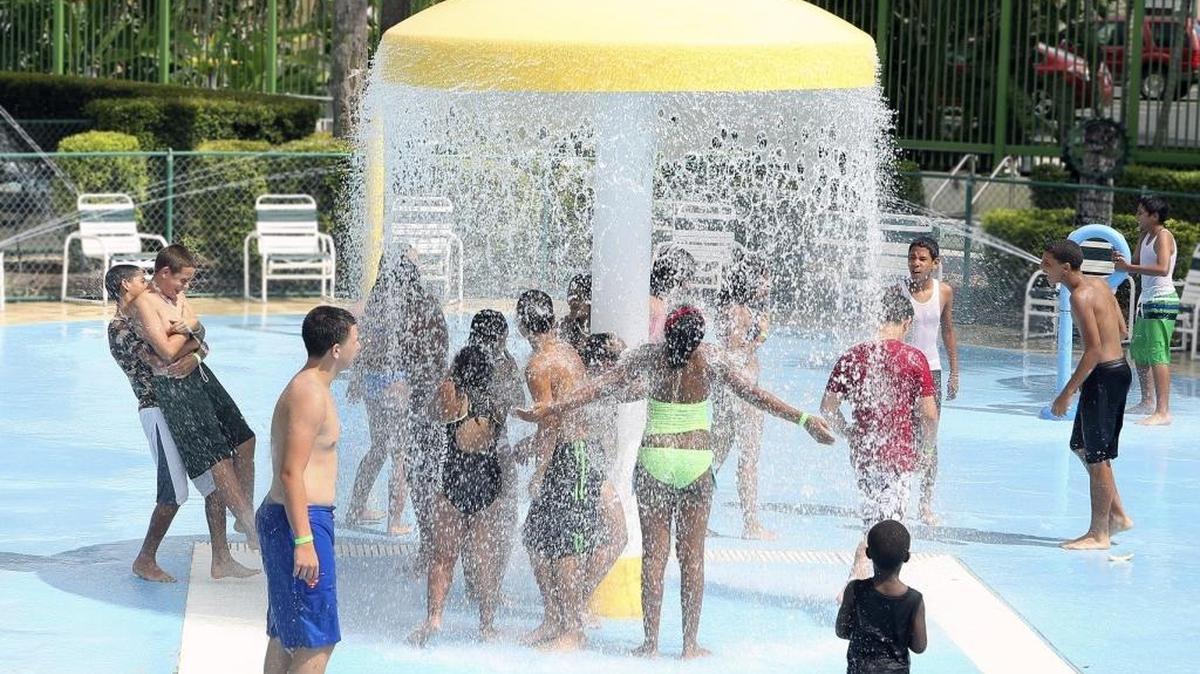 Jóvenes se divierten durante el Día de Apreciar a la Juventd del Departamento de Parques y Recreación de Hialeah Department, en el parque acuático David H. McDonald. Foto de archivo.