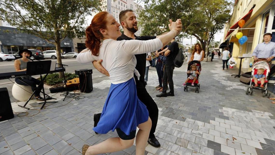 Elizabeth Paradowski y Vincent Whitney bailan durante la inauguración de dos de las primeras cuadaras restauradas de Miracle Mile en Coral Gables.