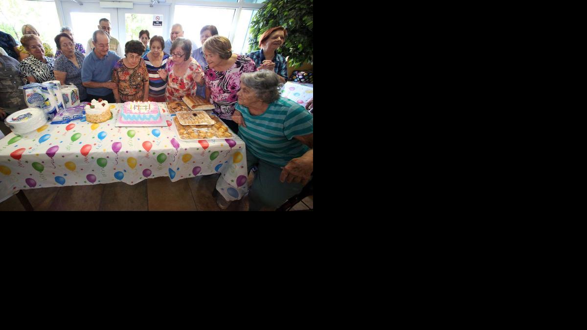 
Un grupo de personas de la tercera edad celebra el día de los abuelos en Postmaster Apartments, una comunidad de ancianos de bajos recursos.



