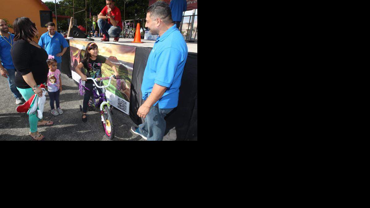 
Miguel Mendez, derecha, ex miembro de las pandillas de Miami, es ahora director de Second Chance Youth Outreach
