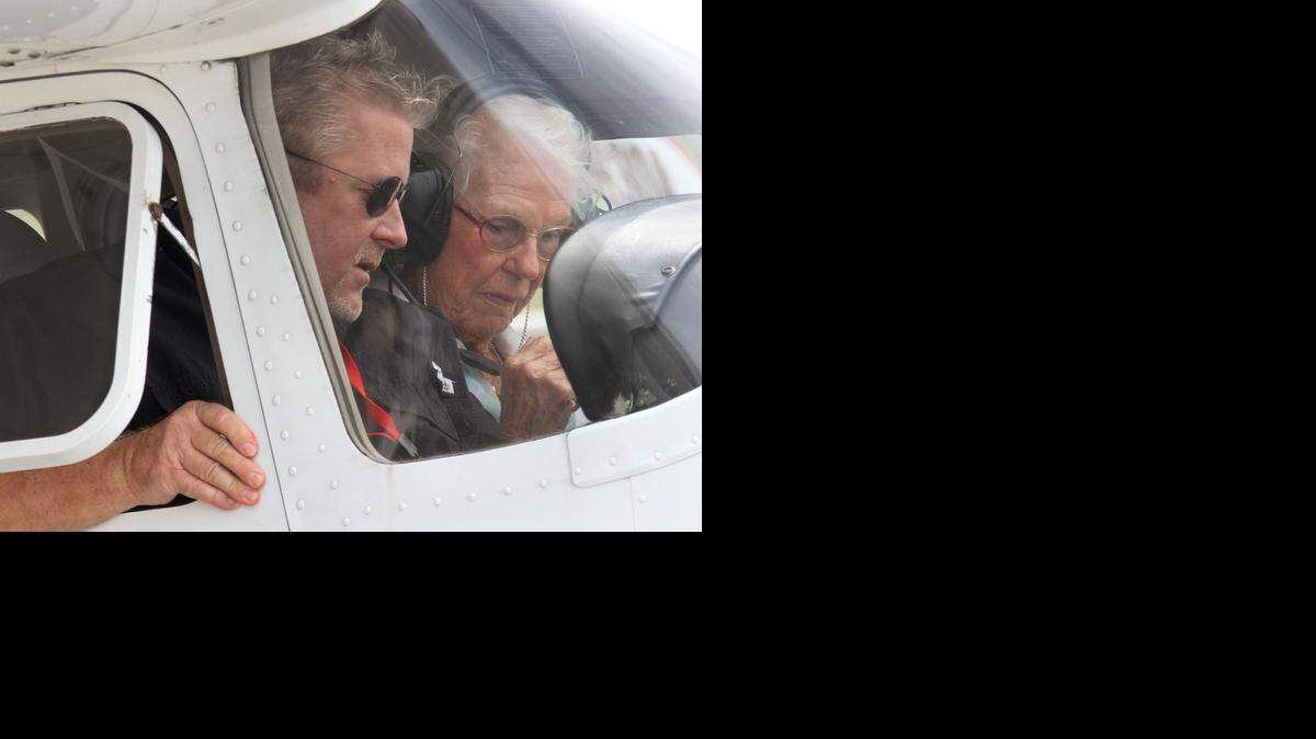 <cutline_leadin>Jones realizo</cutline_leadin> el martes su vuelo de media hora en un pequeño Cessna de cuatro asientos, junto a sus dos hijas y su nieta, en Florida