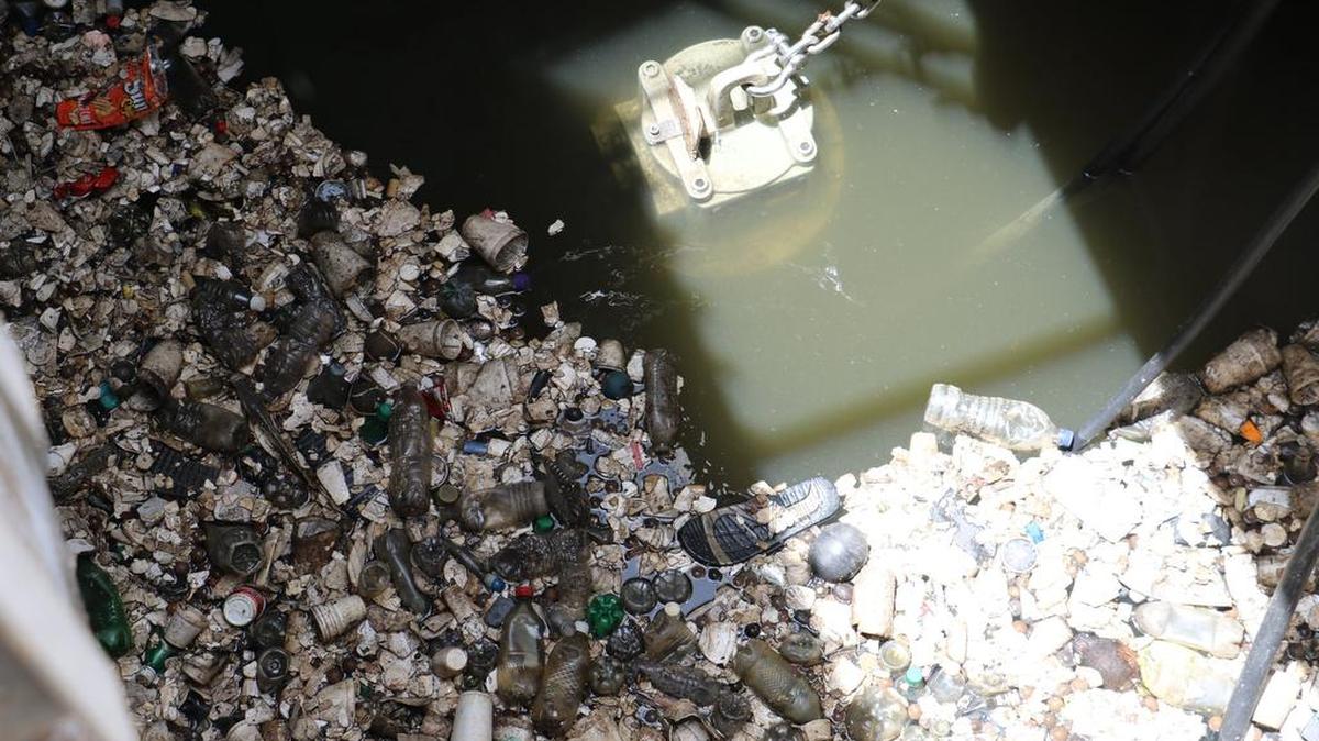 En un esfuerzo por limpiar las aguas pluviales, Miami Beach filtra objetos grandes en las estaciones de bombeo, como se muestran en esta foto, antes de que el agua se arroje en la bahía. Pero el agua sucia no es tratada.