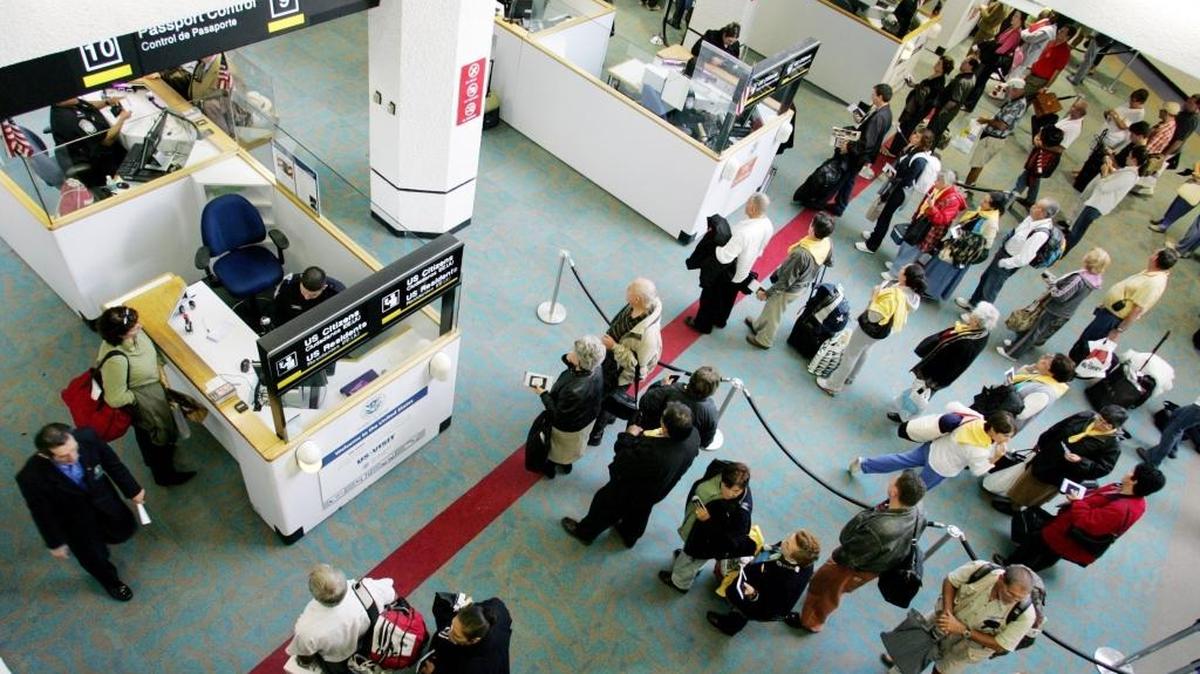 Pasajeros internacionales aguardan en las filas de Inmigración del Aeropuerto Internacional de Miami (MIA), después de arribar en vuelos procedentes del extranjero.
