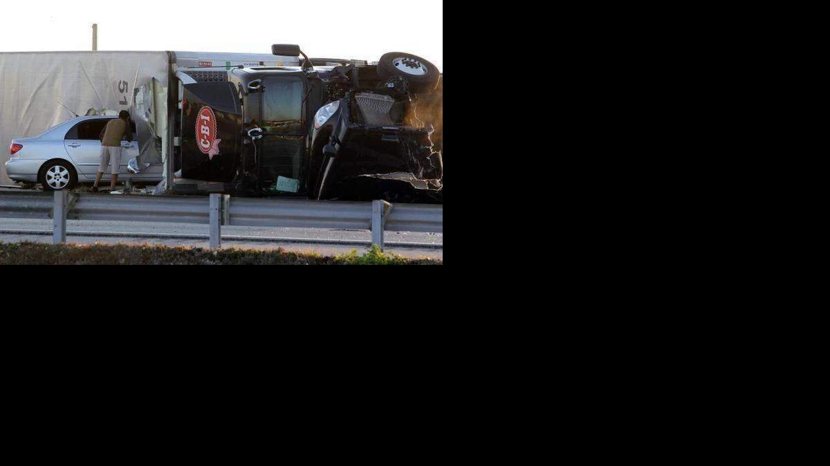 El aparatoso accidente causó el cierre de la Turnpike a la altura de la calle 8.