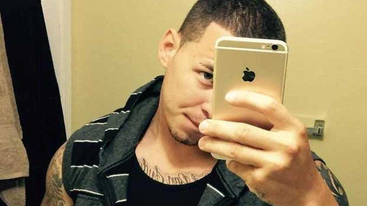 
Harlem Suárez, quien también aparecía en internet como Almlak Benítez muestra un foto tomándose un :”selfie” en su página de Facebook. Fue arrestado esta semana bajo cargos de terrorismo.

