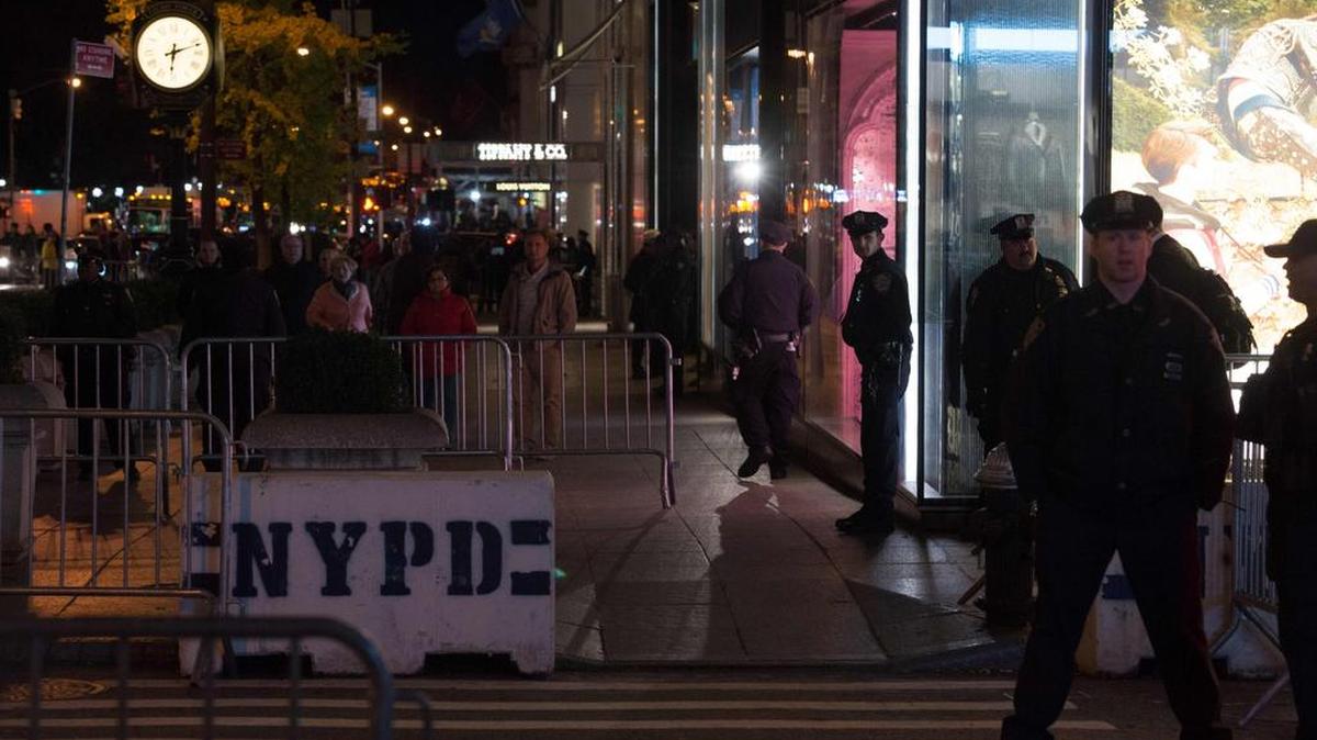 Agentes de policía colocan en las barricadas que bloquean la Quinta Avenida cerca de Trump Tower Nueva York el 11 de noviembre de 2016.
