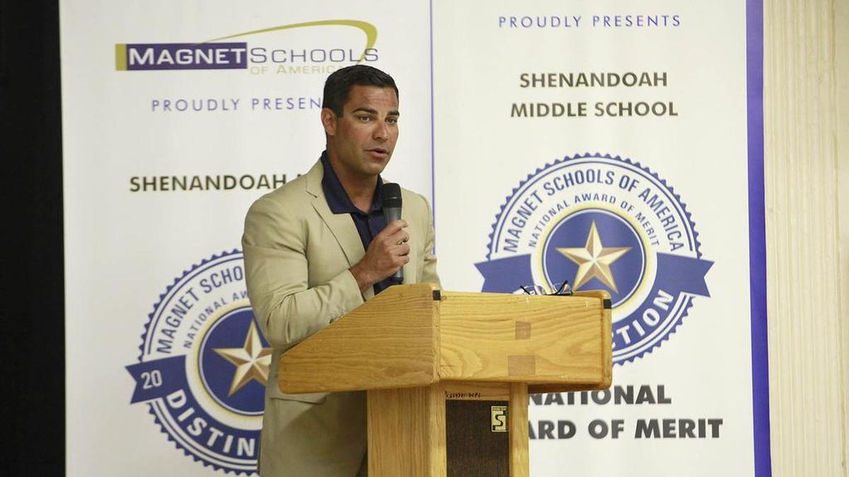 
El comisionado Francis Suárez habla durante el taller de preservación histórica del barrio que se hizo el sábado en el auditorio del Shenandoah Middle School.


