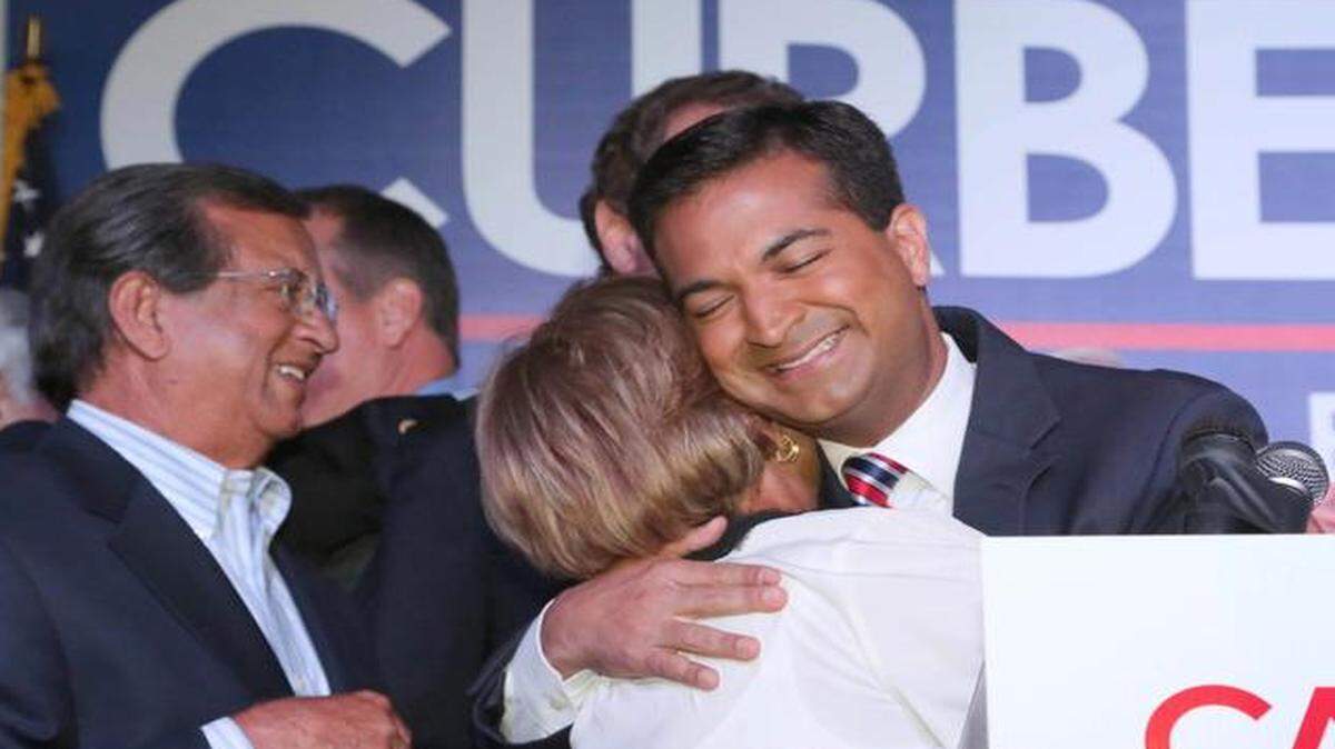 
Carlos Curbelo abraza a su madre, Teresita Curbelo, durante su fiesta de celebración tras su triunfo en la contienda por el Distrito 26.
