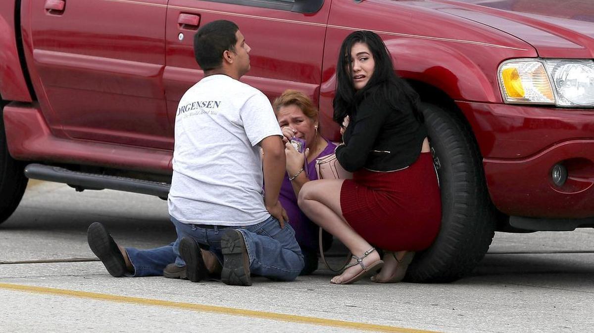 Gente busca refugio fuera del Aeropuerto Internacional de Fort Lauderdale-Hollywood después de un tiroteo ocurrido el 6 de enero de 2017 en Fort Lauderdale, Florida.