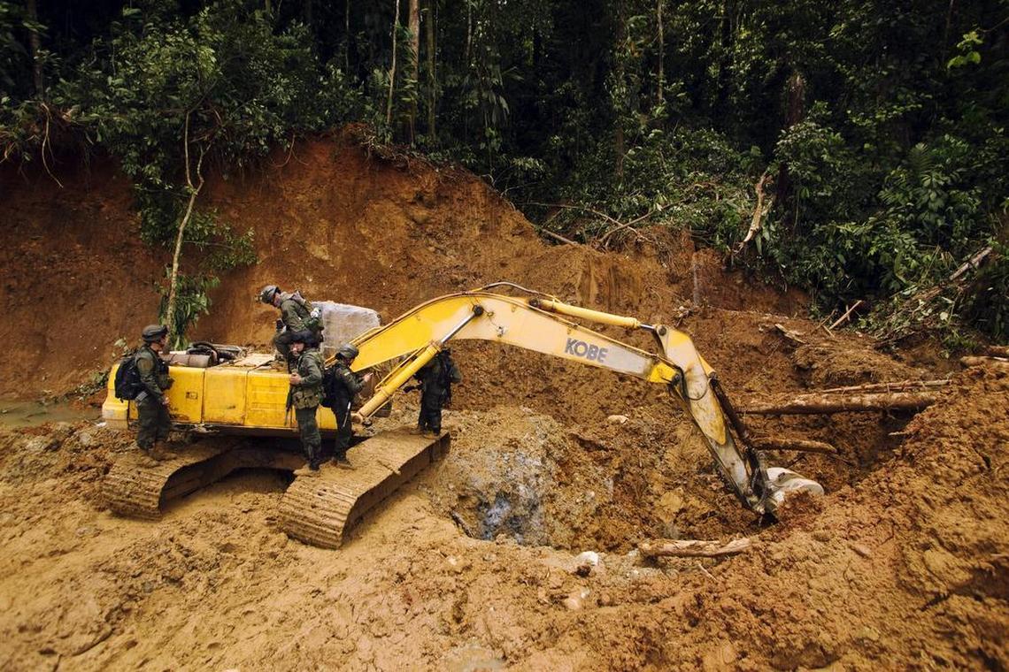 Una excavadora pesada en una zona remota de Colombia, usada para la extracción de oro. La Policía a veces se aventura en estas regiones para destruir los equipos, con la esperanza de hacer mella en el comercio de oro ilegal, que provoca una enorme degradación del ambiente.