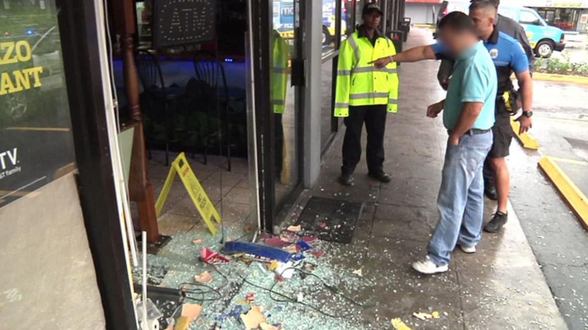 Los empleados del restaurante El Tablazo se encontraron en la mañana con una ventana rota y sin rastros del cajero automático.