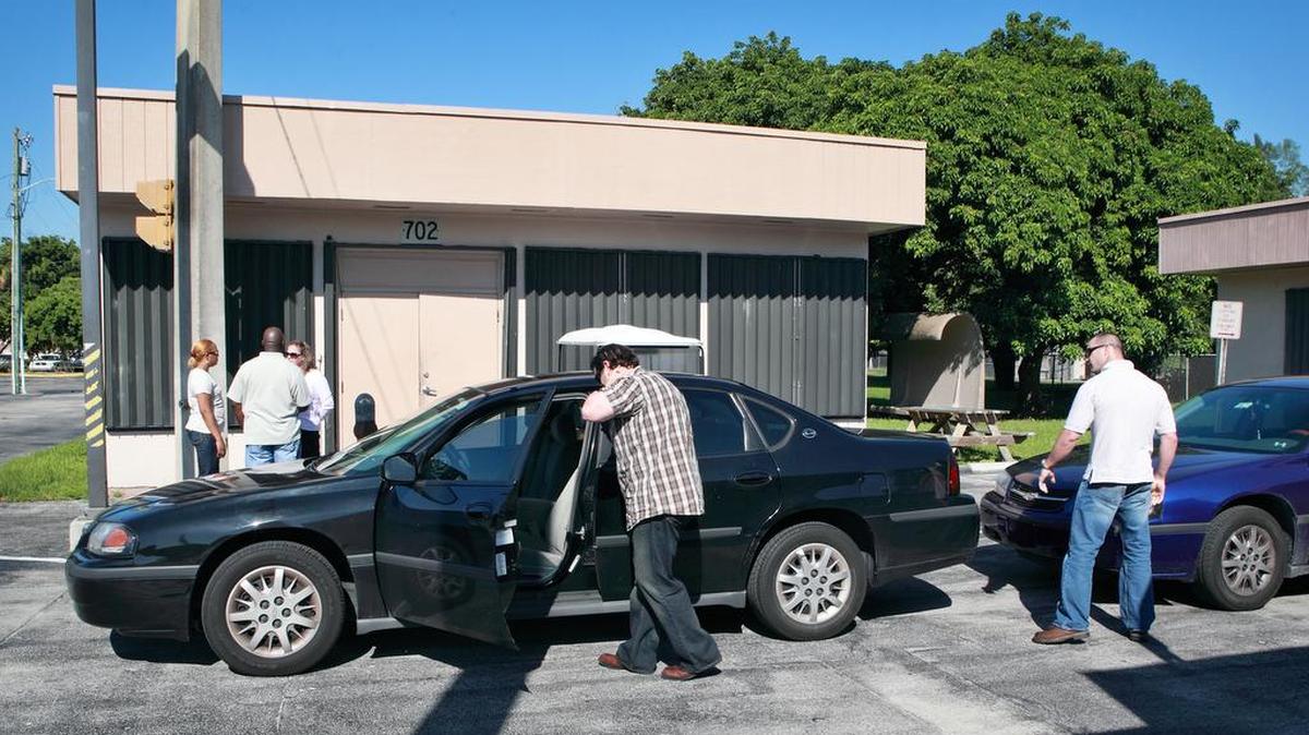 Foto de archivo del 15 de septiembre del 2011, muestra a policías del Condado Miami-Dade y empleados de la aseguradora Allstate Insurance dando una demostración de cómo se puede detectar un choque escenificado.