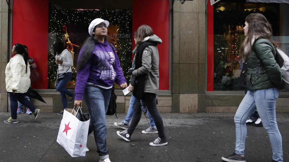 Con sus bolsas de compras en las manos, una mujer camina por Broadway el jueves.
