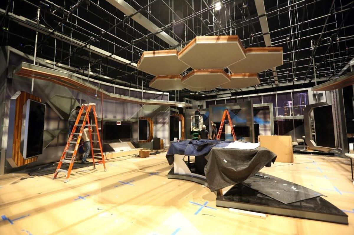 Telemundo, el gigante de la televisión en español, inaugura el lunes 9 de abril su nueva y reluciente sede. A lo largo de la Avenida en el primer piso se construyen 13 estudios de grabación.