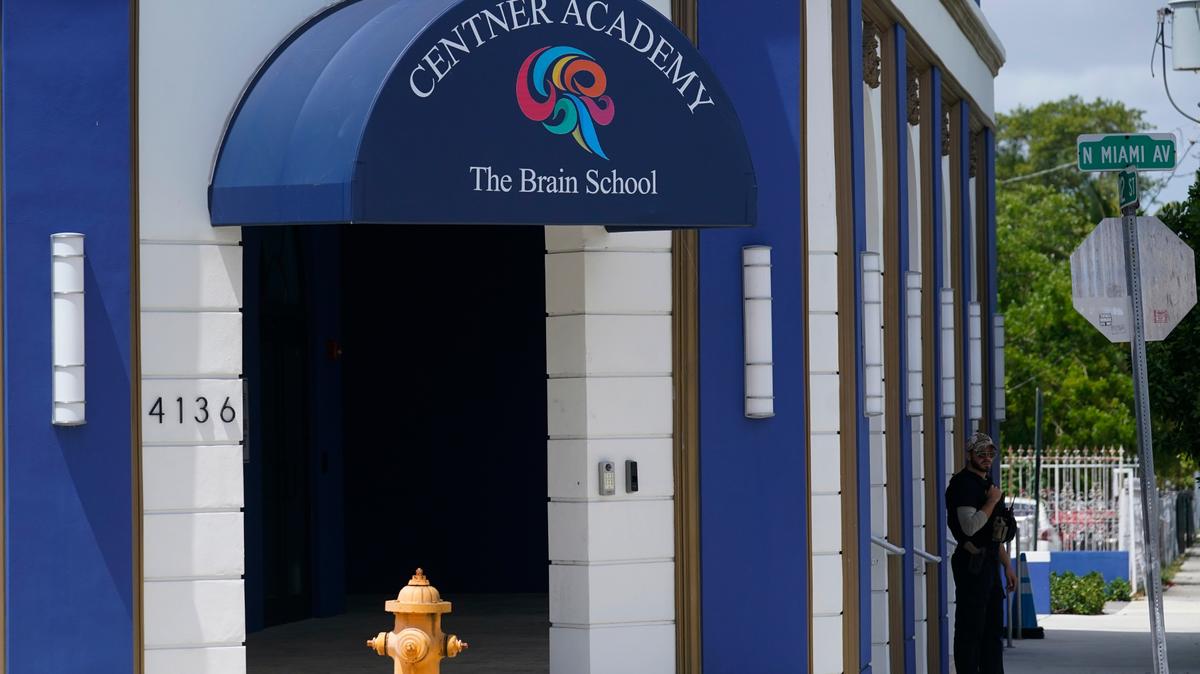 Un guardia de seguridad frente a la escuela Centner Academy, el martes 27 de abril de 2021, en Miami.