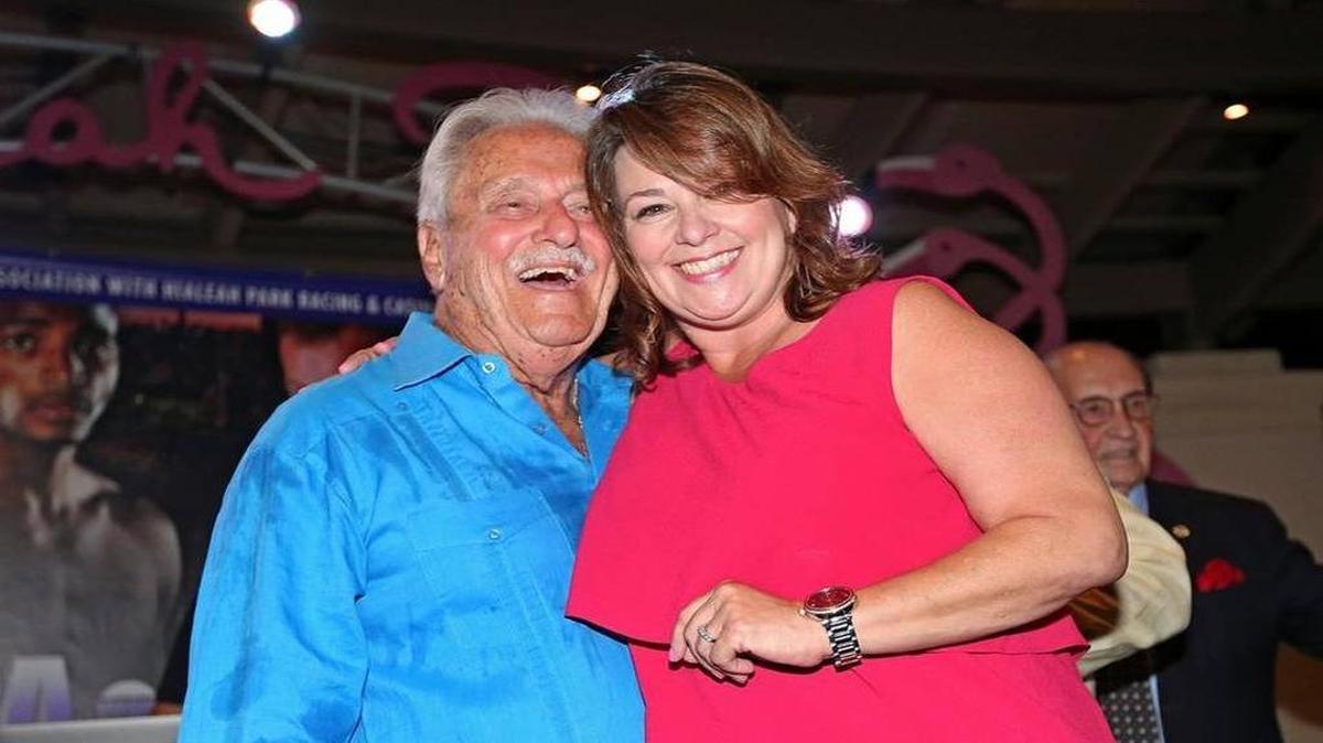 Los concejales José Caragol y Vivian Casáls-Muñoz celebran su reeleción el martes en el Hialeah Park & Casino.