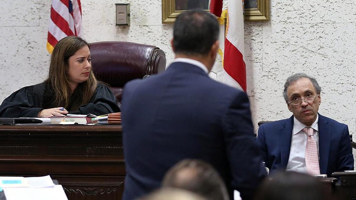
La jueza del condado de Miami-Dade Mónica Gordo y Omar Romay, fundador de América TeVé/Canal 41, durante la primera audiencia del juicio que enfrenta en un tribunal de circuito del Condado Miami-Dade.
