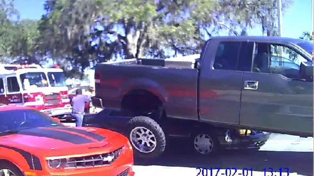 Un joven de 18 años retrocedió su camioneta Ford F-150 y se montó encima de un Toyota Camry. El conductor que lo hizo para defender a su novia y su bebé de 11 meses que estaban en el vehículo, según la policía de Ocala, Florida.