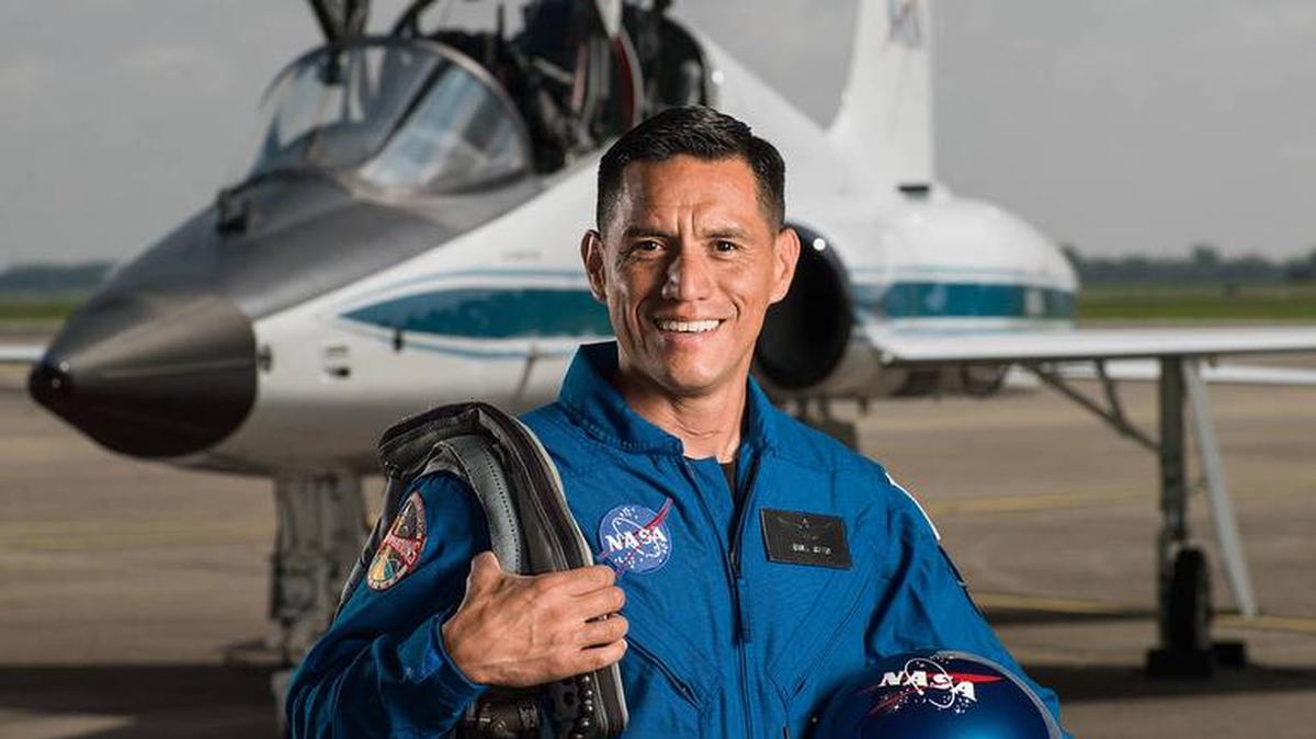 El astronauta candidato de la NASA, Frank Rubio, en una fotografía tomada el 6 de junio de 2017 en el campo Ellington Field en Houston, Texas.