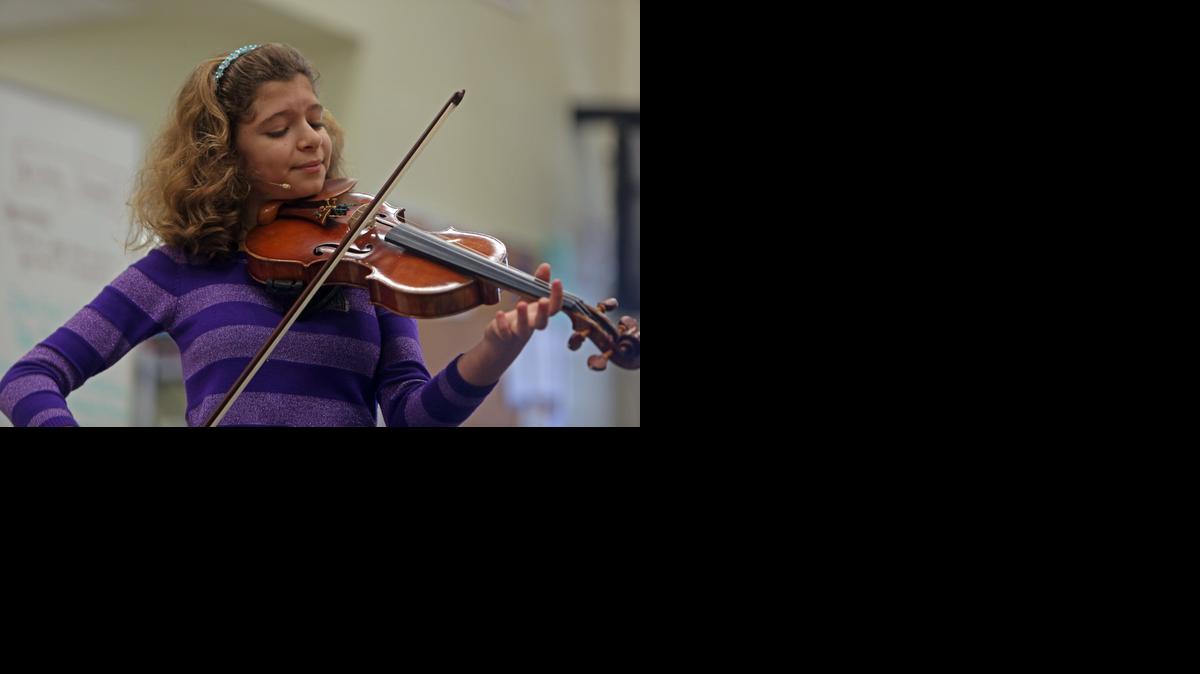 
Biana Pinchuk, con tan solo 11 años es considerada un prodigio musical por su desempeño en el violín y en la opera, ofreció un recital para los alumnos de la escuela David Lawrence K-8 Center.
