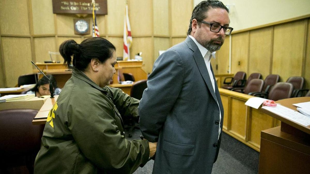 Ernesto Pérez (der.), dueño del Dade Medical College —quien recientemente se declaró culpable de entregar más de $159,000 en contribuciones de campaña— fue miembro de la directiva de la CIE.