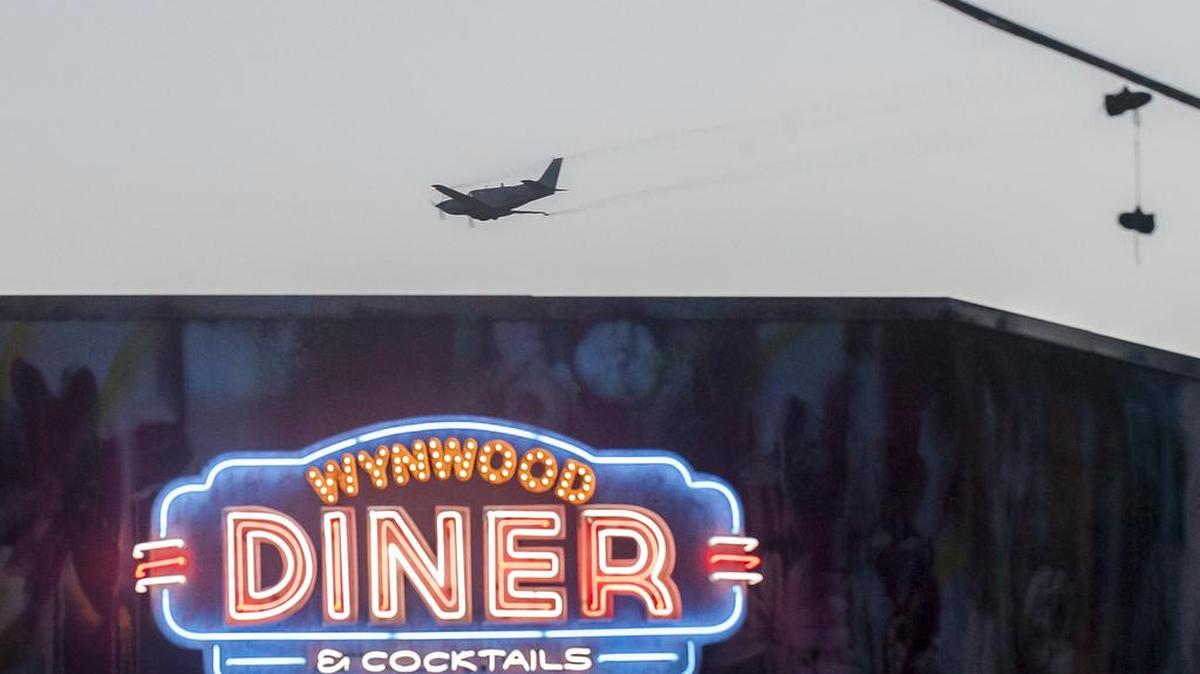 Desde un avión dispersan el insecticida naled en el área de Wynwood a principios de agosto.