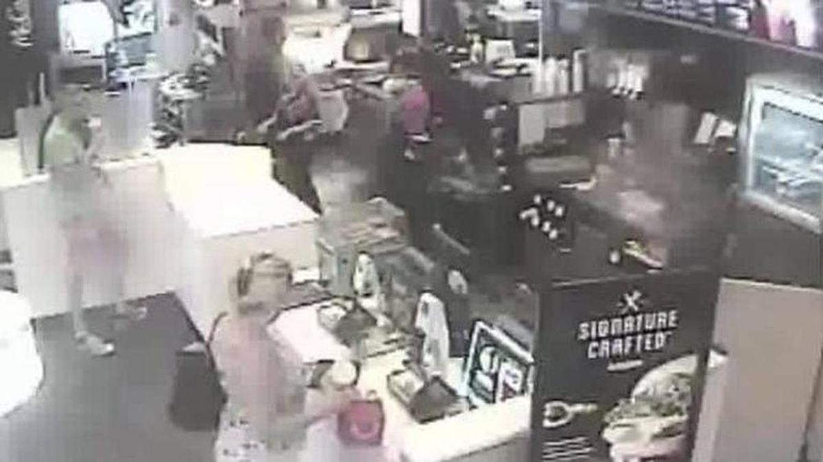 La Policía de Broward sigue buscando a esta mujer que se robó un iPad de un McDonald’s en Deerfield Beach.