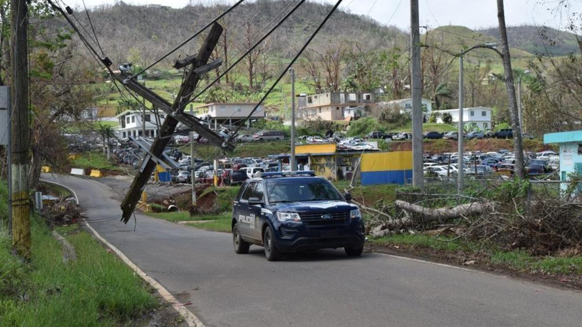 Un tendido eléctrico quedó dañado tras el paso del huracán María por Puerto Rico, en septiembre pasado.