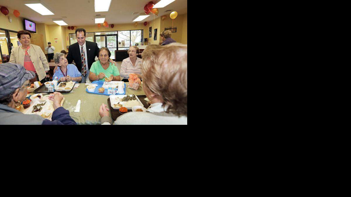 
El alcalde de Sweetwater, José M. Díaz, visita el Centro para Ancianos Claude y Mildred Pepper. Una reciente auditoría reveló que la ciudad facturó en exceso por el uso de juegos de mesa en este centro. 



