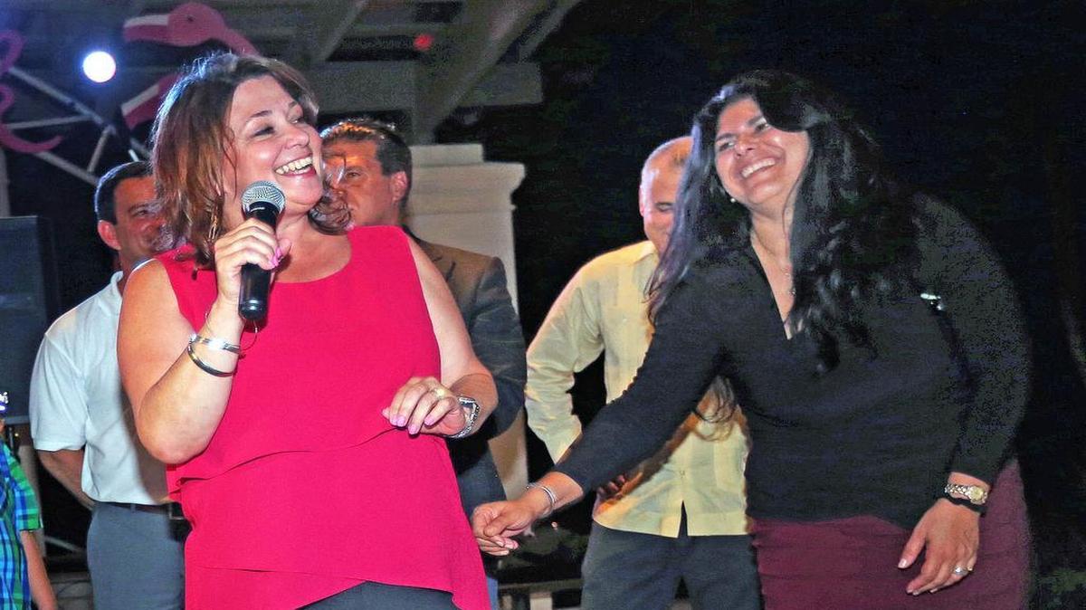 Las concejales de Hialeah Vivian Casals-Muñoz (izq.) e Isis García-Martínez celebran la victoria electoral en el Hialeah Park & Casino el martes.