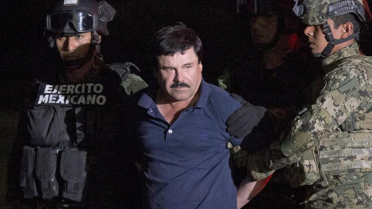 El ex jefe narcotraficante El Chapo durante el traslado a una prisión federal de alta seguridad en México.