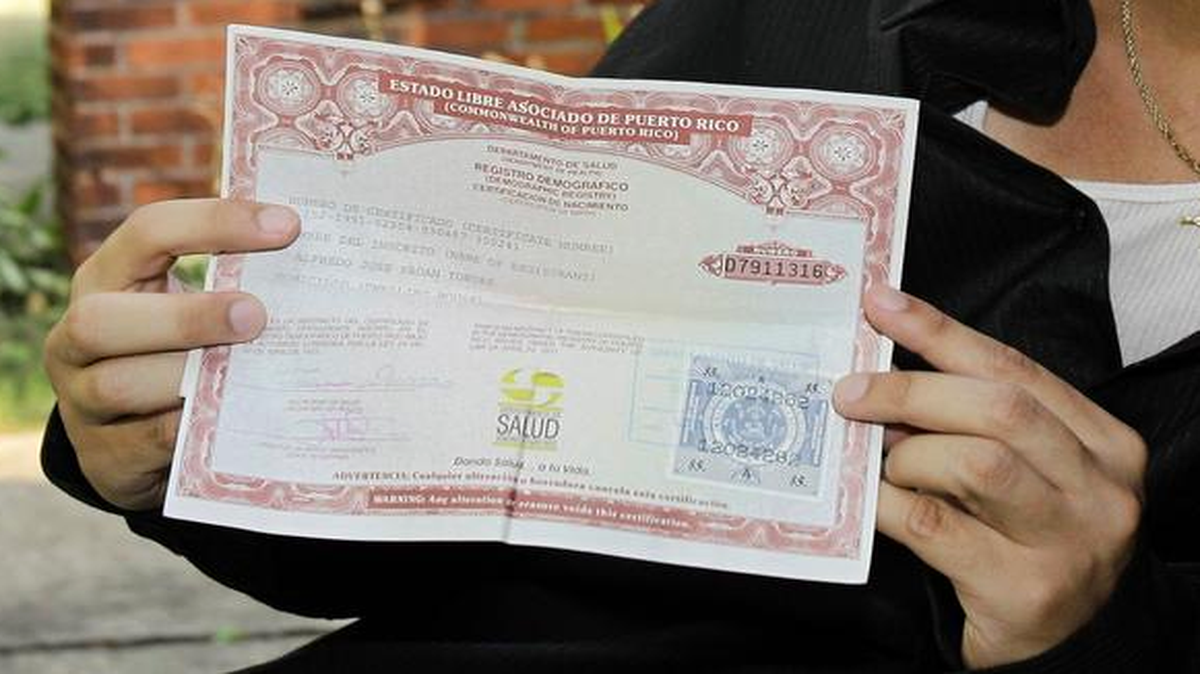 En esta fotografía que data del 30 de agosto del 2010, un hombre muestra su certificado de nacimiento de Puerto Rico. Al menos el 40 por ciento de los casos de fraude con pasaportes de EEUU se vinculan a actas de nacimiento de Puerto Rico. 