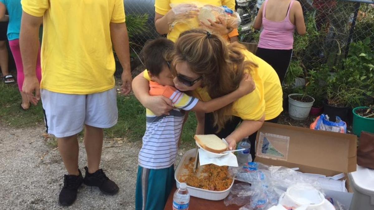 Más de 300 familias inmigrantes que viven en Homestead recibieron el 14 de septiembre jueves un plato de comida gratis. La activista Nora Sandigo (der). lideró la jornada.