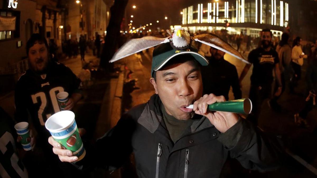 Un fanático de los Eagles de Filadelfia celebra la victoria de su equipo en el Super Bowl el 4 de febrero de 2018.