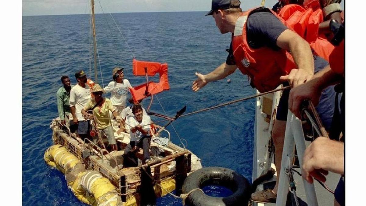 Un guardacostas lanza chalecos salvavidas a una balsa de migrantes cubanos en el Estrecho de la Florida, en una imagen de septiembre de 1994.