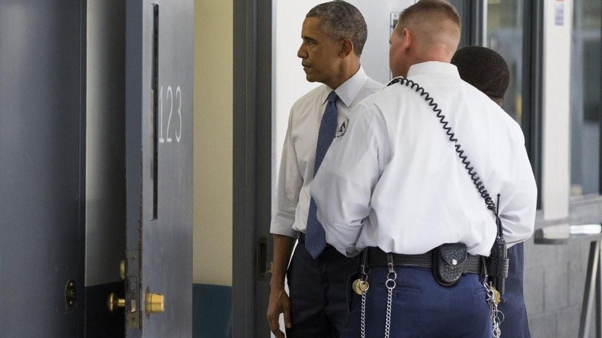 El Presidente Barack Obama visitando una prisión federal