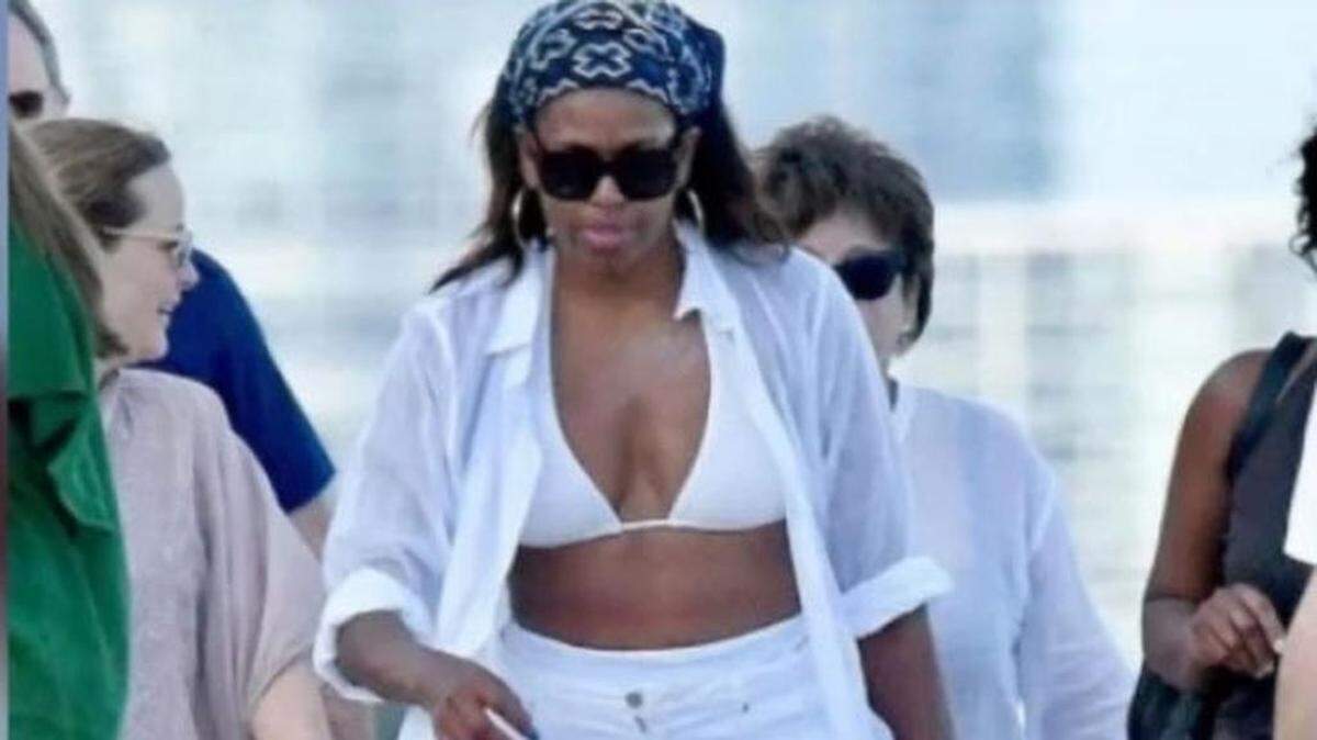 La ex primera dama lucía pantalones cortos de mezclilla blanca y un bikini que mostraba su torso.