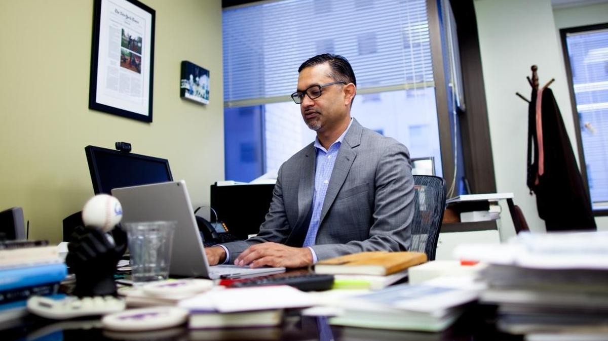 Ali Noorani en su oficina en Washington.