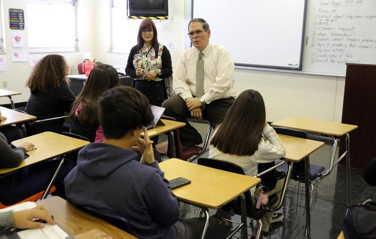 La profesora Joanyri Hernandez y Joaquín Hernández, director de la secundaria Barbara Goleman de Miami Lakes, hablan con los alumnos el martes sobre la lección del día: La Odisea.
