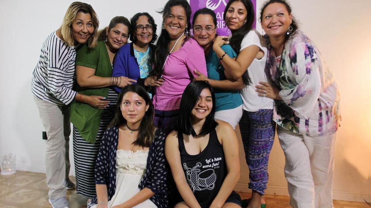 
Al centro, María Ruiz, creadora de la Fundación Angel Mariposa, con el grupo de mujeres que integra la cooperativa en la que elaboran y venden productos artesanales. Entre ellas, hay una contadora hondureña y una abogada colombiana, con conocimientos de negocios y cooperativas en Latinoamérica.
