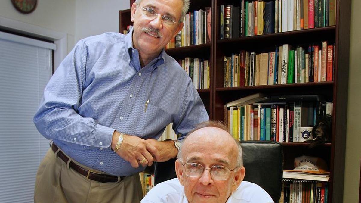 Jaime Suchlicki (sentado), ex director del Instituto de Estudios Cubanos y Cubanoamericanos, y Andy Gómez, cuando los dos trabajaban juntos en la Universidad de Miami. El futuro de la abrumada institución es incierto en momentos que UM busca un nuevo director permanente.