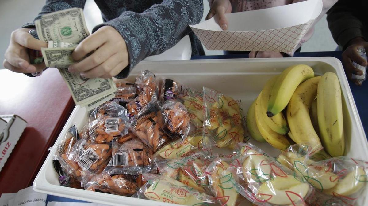 Un estudiante compra frutas y vegetales del programa de alimentación de una escuela en California. Foto de archivo.